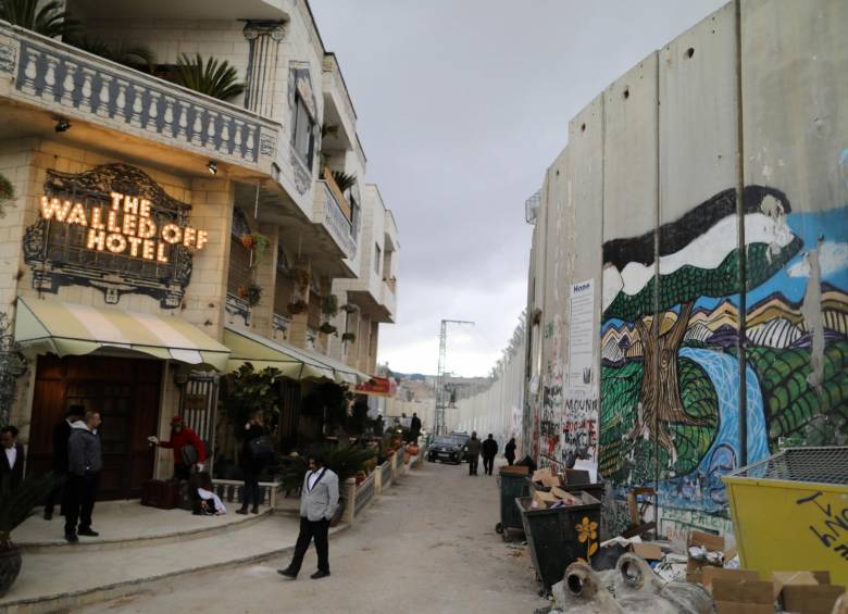 El “Hotel Walled-Off”, la última creación de Banksy. FOTO AFP