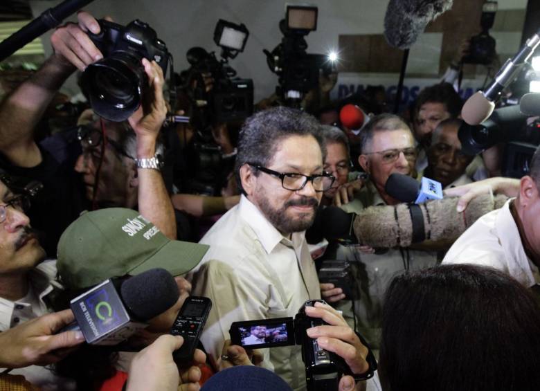 Las Farc pidieron “rediseñar las reglas de juego” del proceso de paz e invitaron al Gobierno a un cese bilateral del fuego. 