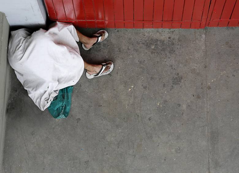 En Medellín, según las autoridades, hay 3.250 habitantes de calle pero en rebusque y durmiendo esporádicamente en vías y parques hay 15.000. Más de 440 fueron rehabilitados en programas institucionales. Ahora buscan que cuiden los parques. FOTO Henry Agudelo