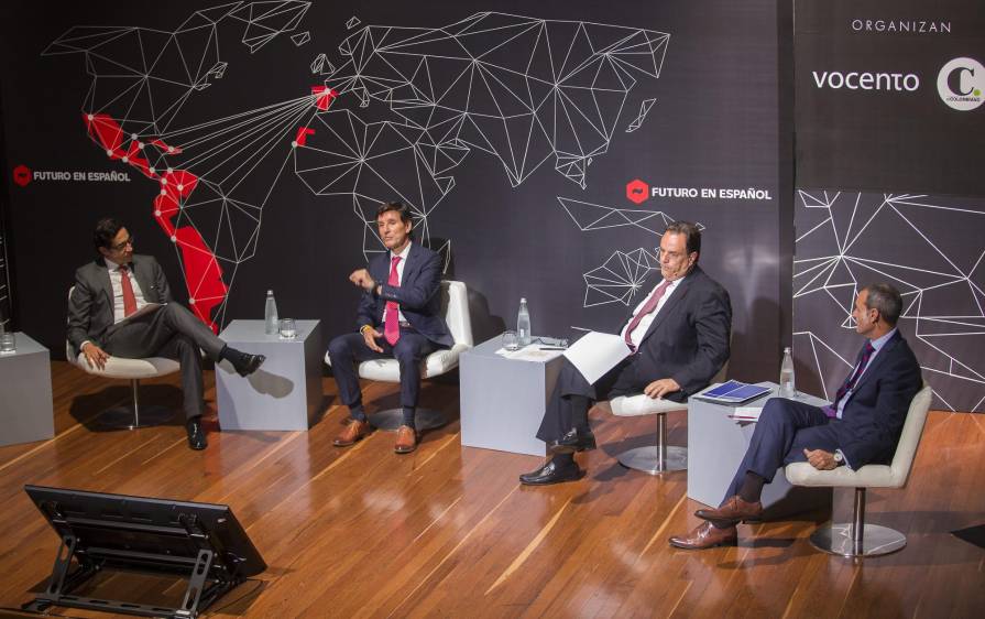 Los empresarios Jaime Morales, gerente de McKinsey & Company Colombia (izq); Juan Luis Aristizábal, presidente de Conconcreto; Jorge Mario Velásquez, presidente del Grupo Argos y José Peláez, director de Sacyr en Latinoamérica, en uno de los conversatorios de Futuro en Español. FOTO donaldo zuluaga