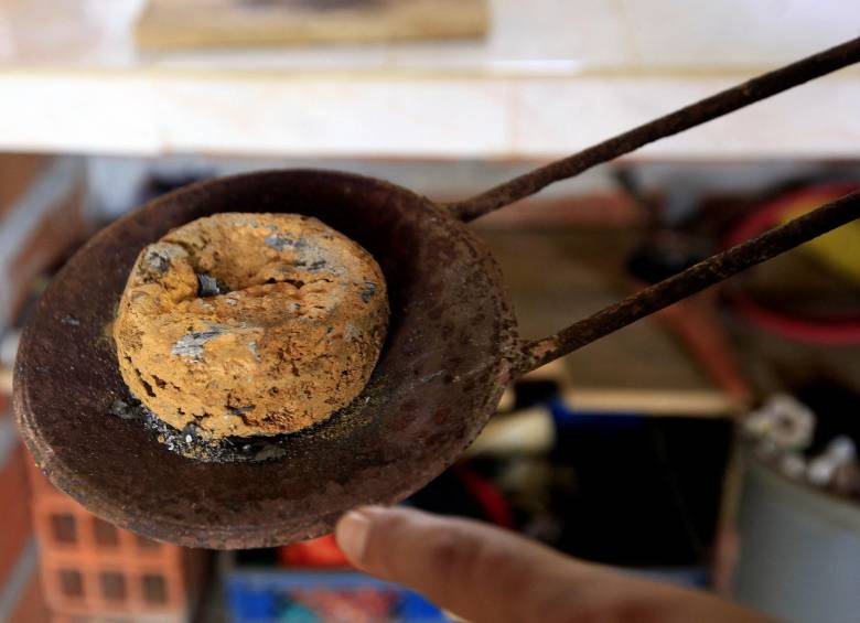 Esta es la torta de oro. El metal precioso se separa del mercurio que se evapora, en algunas minas parte de ese mercurio es recuperado por medio de concentradores. FOTO MANUEL SALDARRIAGA