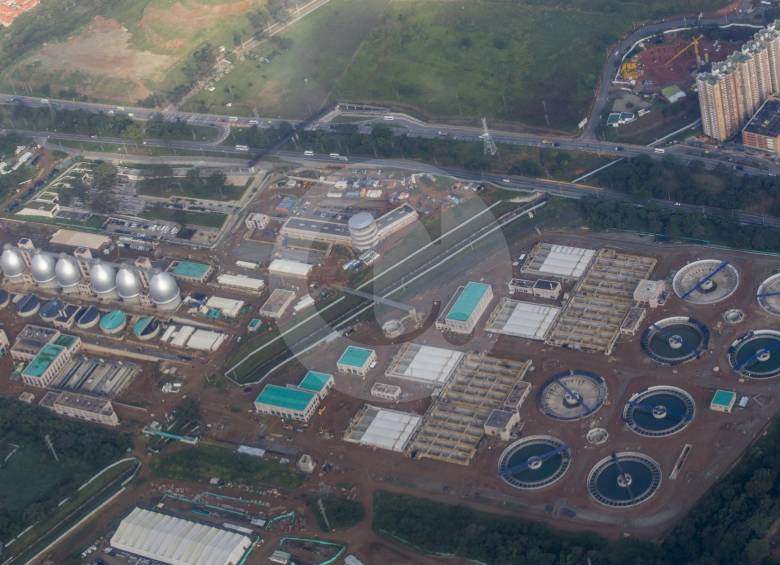 La planta de tratamiento de aguas residuales (ptar) Aguas Claras, en Bello, es la obra de su tipo más importante que se ha proyectado en Colombia. Aportará la reducción de la carga contaminante vertida al río Medellín en un 50 %. FOTO julio césar herrera