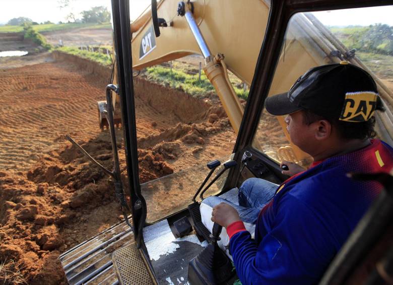 Hectáreas enteras de bosques y ríos son arrasadas por la minería de oro de aluvión. La extracción de oro ha transformado más de 45.000 hectáreas del Bajo Cauca en un paisaje fragmentado de arena y piedras. FOTO MANUEL SALDARRIAGA