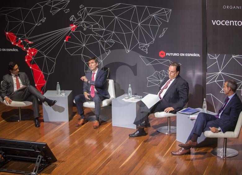 Los empresarios Jaime Morales, gerente de McKinsey & Company Colombia (izq); Juan Luis Aristizábal, presidente de Conconcreto; Jorge Mario Velásquez, presidente del Grupo Argos y José Peláez, director de Sacyr en Latinoamérica, en uno de los conversatorios de Futuro en Español. FOTO donaldo zuluaga