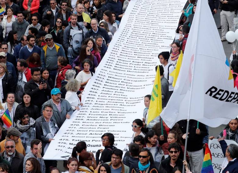 Ciudadanos participan en una marcha en rechazo al asesinato de líderes sociales en Bogotá. FOTO EFE