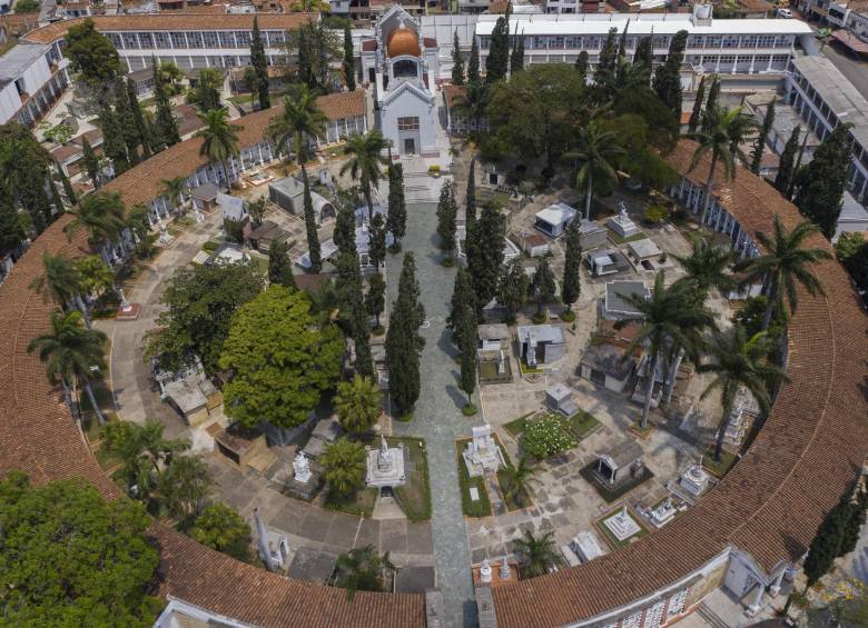 El cementerio San Pedro de Medellín es ejemplo de readaptación y manejo en el país. Su contacto es permanente con las familias de los difuntos. FOTO manuel saldarriaga