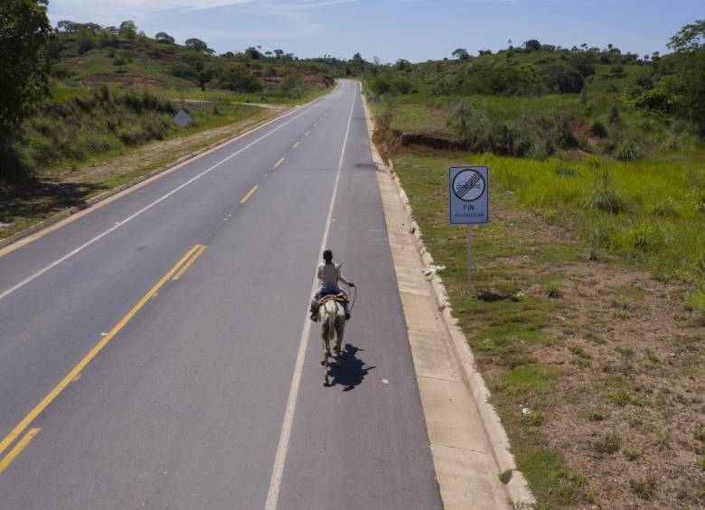 La Troncal de la Paz, cuyo proyecto original debía ir desde Caucasia hasta Remedios, apenas llega hasta Zaragoza. Pero una vía de 4G terminará la conexión. FOTO manuel saldarriaga