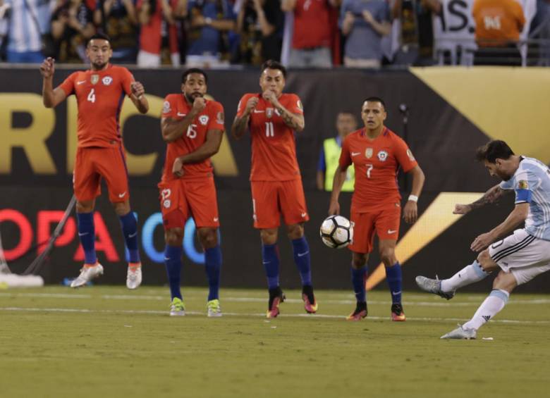 A los 17, un tiro libre de Messi fue controlado sin problemas por Bravo y un minuto después Ángel di María remató desviado entrando al área.