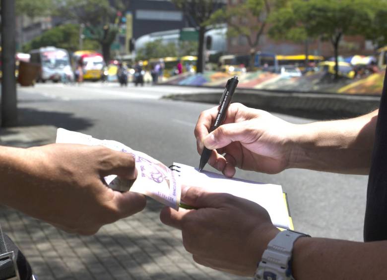 Para que no acudan a los conocidos gota a gota y pagadiarios, toman fuerza los esquemas de financiación en estratos bajos de la ciudad. FOTO Esteban Vanegas