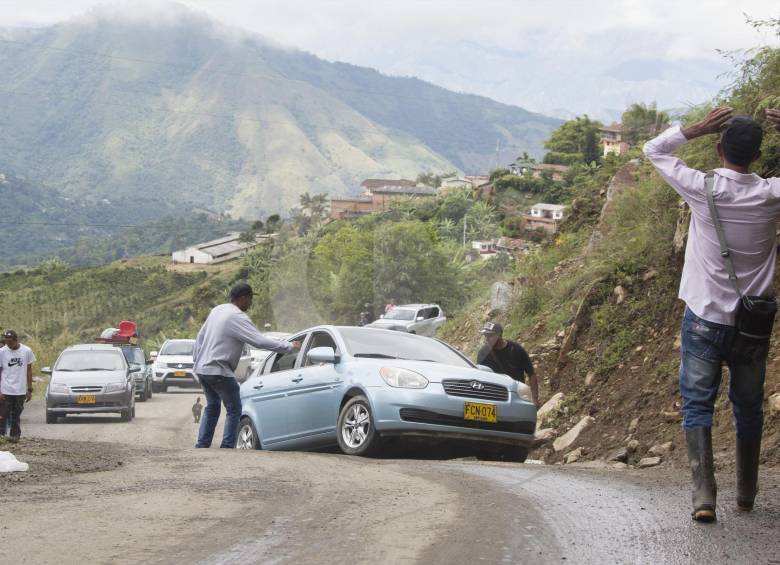 El mal estado de la vía demoró el flujo vehicular por Boquerón. Foto Mario Valencia