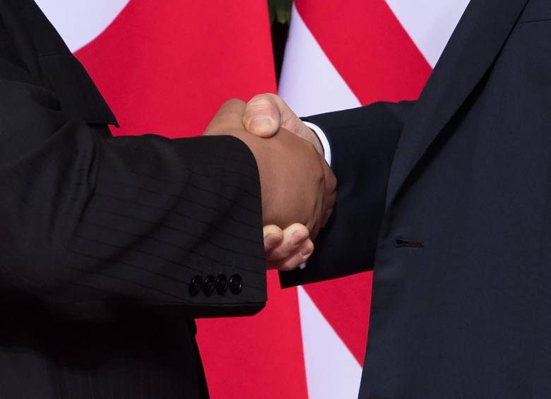 Donald Trump y Kim Jong Un durante su reunión. FOTO AFP