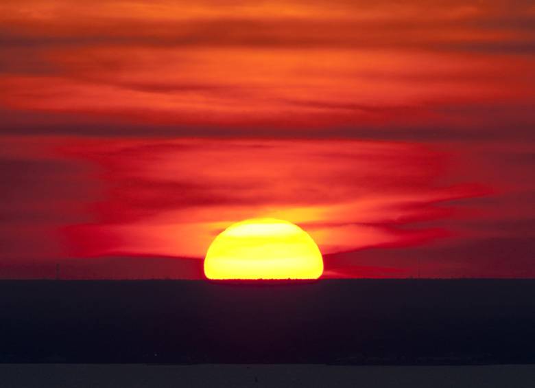Aunque en algunas regiones se sienta frío, el planeta sigue calentándose. Este siglo ha tenido los años más calientes desde que se llevan registros. Atardecer en Cabo Cañaveral. FOTO Nasa