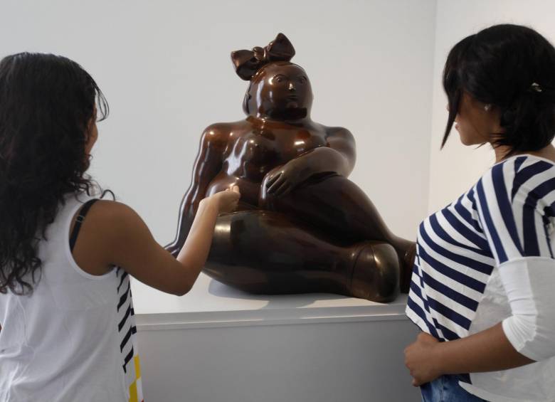Yurany y Valentina en el recorrido, que incluye obras de Botero. FOTO manuel saldarriaga