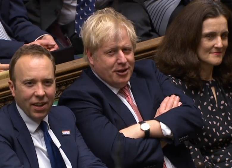 Boris Johnson (centro), primer ministro de Reino Unido, durante la sesión del parlamento en la que se aprobó el Brexit. FOTO AFP