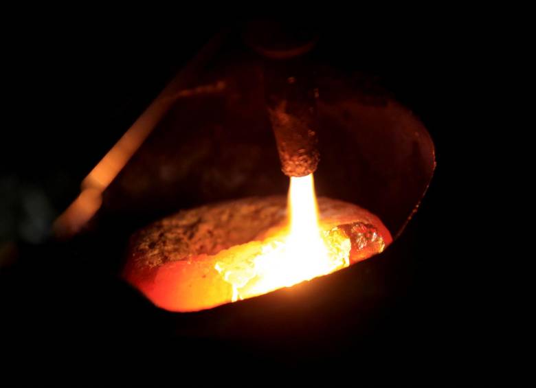 En un proceso que se puede demorar de 15 a 20 minutos, el oro es sometido a altas temperaturas para lograr su purificación y formar el lingote. FOTO MANUEL SALDARRIAGA