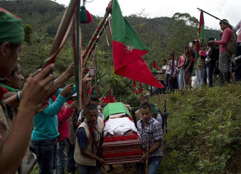 Por décadas, los indígenas del departamento del Cauca han sido víctimas del accionar de los grupos armados ilegales. En la foto, la comunidad despedía a dos miembros de la Guardia Indígena asesinados por la guerrilla de las Farc en 2014. FOTO Jaime Pérez