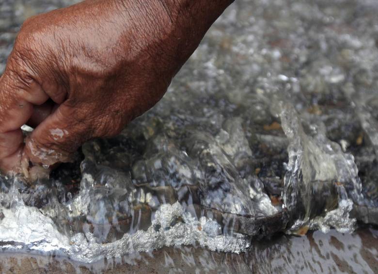 Otra parte importante de amalgama queda en las parrillas y es recogida por los mineros por medio de pequeñas palas. FOTO MANUEL SALDARRIAGA
