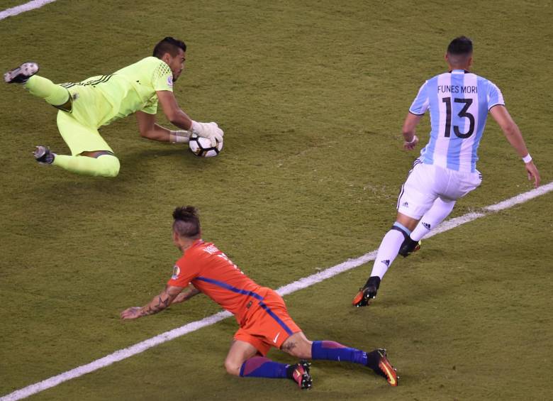 El arquero argentino Sergio Romero tuvo su primera intervención clara a los 79 minutos al tapar un remate bajo de Eduardo Vargas.