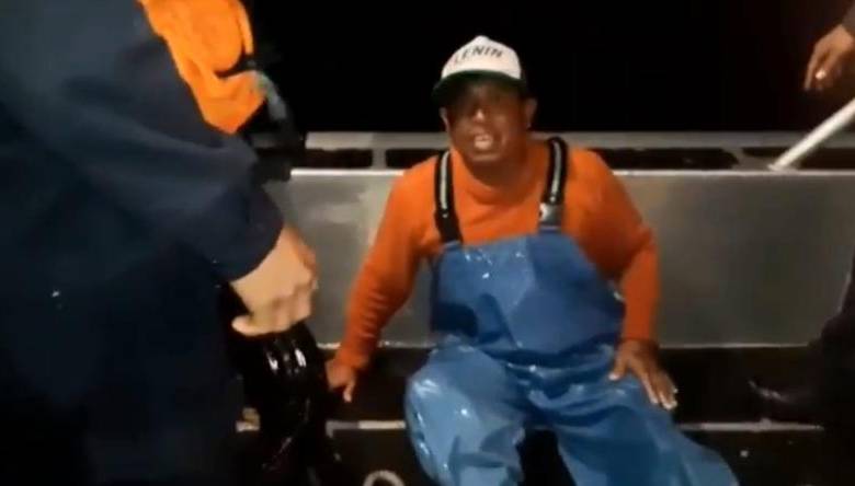 Uno de los tres pescadores ecuatorianos que fueron rescatados por la Armada de Colombia. FOTO CORTESÍA