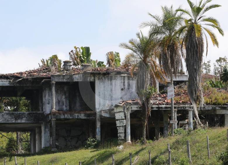 La finca La Manuela, a orillas de la represa de El Peñol, del extinto jefe del narcotráfico, Pablo Escobar, lleva más de 20 años en un proceso de extinción que aún no se resuelve. FOTO donaldo Zuluaga 