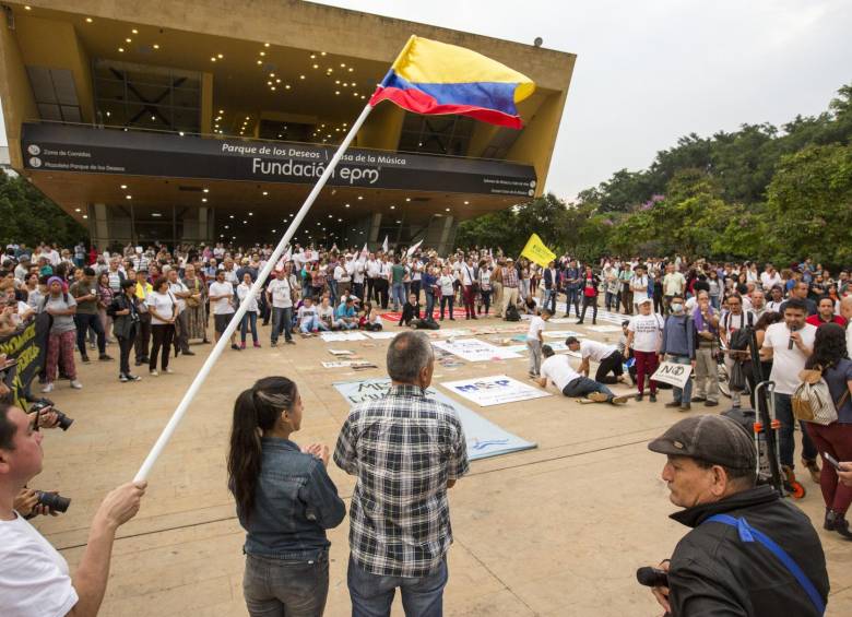 En Medellín se hizo un plantón en defensa a la JEP. FOTOS EDWIN BUSTAMANTE