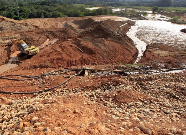Las autoridades medio ambientales estiman que 45.000 hectáreas han sido afectadas por la deforestación por minería de oro en Antioquia. Las dragas, retroescavadoras y volquetas dejan paisajes desérticos y tristes. FOTO MANUEL SALDARRIAGA