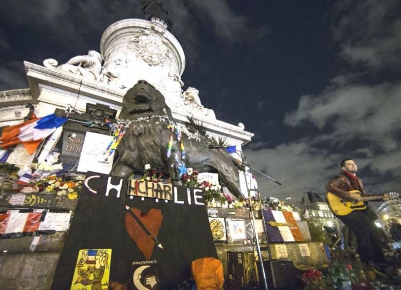 Después del tiroteo, en París se han desarrollado diferentes actos conmemorativos para recordar a las doce víctimas que dejó el atentado. FOTO efe