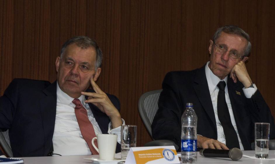 El procurador Alejandro Ordóñez y el senador Navarro Wolff participaron en un conversatorio sobre el proceso de paz. FOTO Jaime Pérez