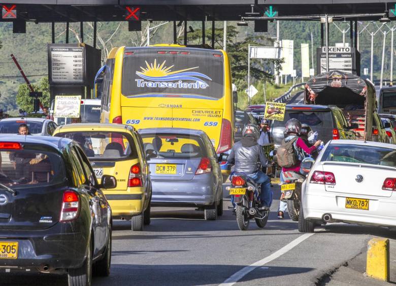 En algunas vías se hace eterno el cruce del peaje porque la capacidad de respuesta no es adecuada. FOTO juan antonio sánchez