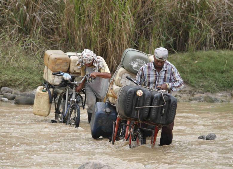 El cierre de la frontera no ha sido el freno al contrabando, lo que ha hecho es encarecerlo, ya que mientras la diferencia de precios en productos como la gasolina sea tan alta, habrá quienes se arriesguen para venderla al otro lado del río. FOTO AP
