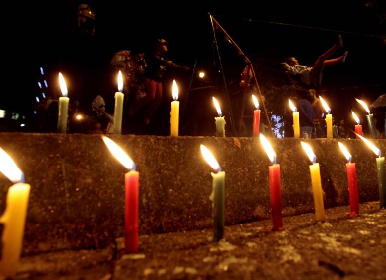 Se recomienda tener cuidado especial con las superficies donde se ubiquen las velas, líquidos inflamables, aceites de cocina, globos de mecha incandescente y pólvora. Foto: Manuel Saldarriaga Quintero