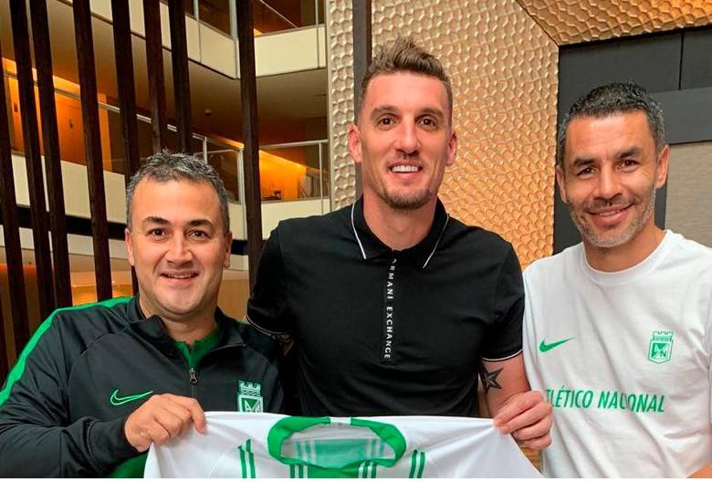 El presidente del club, Juan David Pérez, junto al director deportivo Francisco Nájera, haciéndole entrega a Franco Armani de la nueva camiseta del equipo. FOTO cortesía atlético nacional