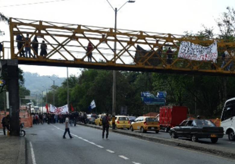 En las inmediaciones de la Universidad de Antioquia ya hay presencia del Esmad. Foto: cortesía de Guardianes Antioquia.