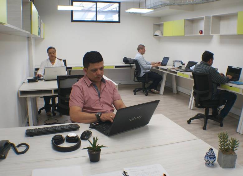 Empleados de diferentes empresas y trabajadores independientes que comparten el mismo espacio, instalaciones diseñadas en el cumplimiento con la normatividad del teletrabajo en Colombia, la Ley 1221 de 2008. FOTO cortesía camel hub sas