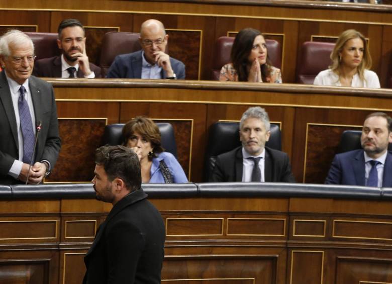 El ministro de Asuntos Exteriores Josep Borrell (i) y el diputado de ERC Gabriel Rufián (2i), durante la sesión de control. FOTO: EFE.