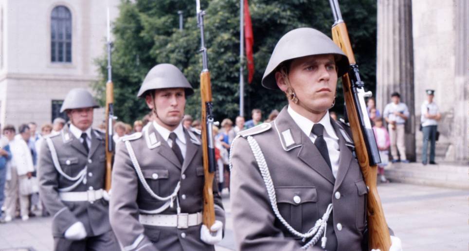 Fotografía de 1988 en la que están soldados de la República Democrática Alemana durante un cambio de guardia en Berlín. FOTO AFP