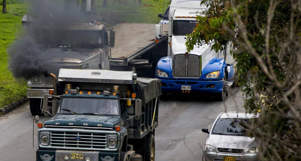 Según los expertos en movilidad, la responsabilidad por el cuidado del aire no solo es en los gobiernos y empresas, sino también de los ciudadanos. FOTO Jaime Pérez