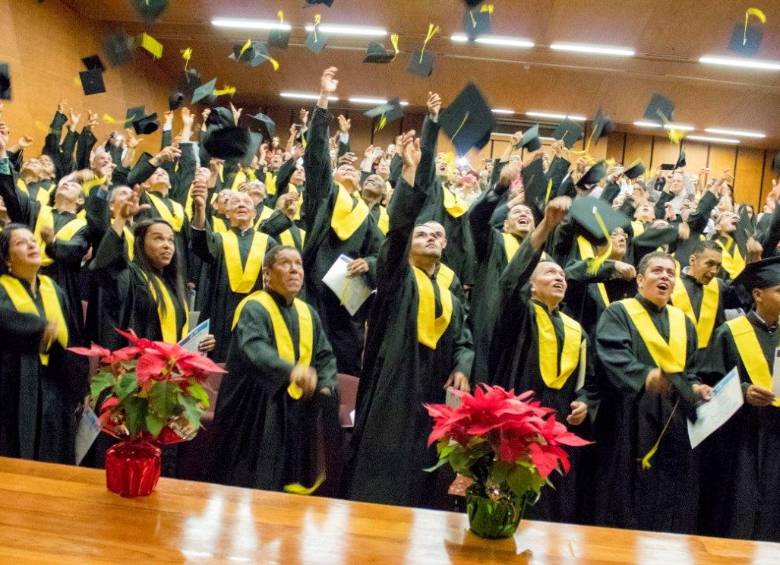 En la ceremonia realizada el 17 de diciembre, 73 obreros de 16 empresas del sector constructor y 48 obras, recibieron el diploma que certifica sus estudios de básica primaria. FOTO CORTESÍA CAMACOL ANTIOQUIA