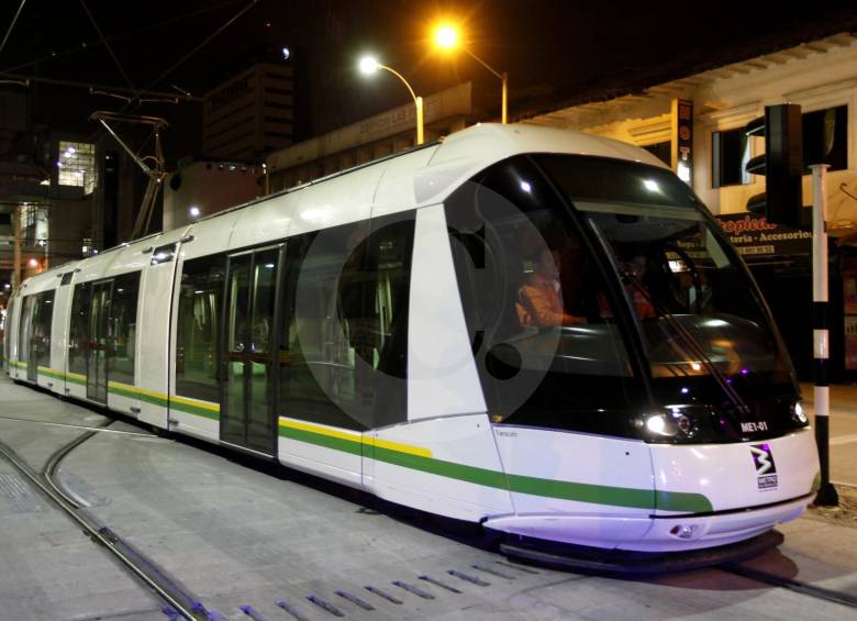 Durante esta semana, ocho coches tranviarios estarán en circulación sin usuarios para verificar y ajustar detalles antes de iniciar la operación comercial. También se aprovechará este periodo para concluir algunas obras de urbanismo. FOTO MANUEL SALDARRIAGA