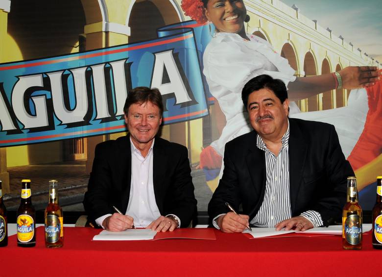 Gran Harries, presidente de Bavaria y Luis Bedoya, presidente de la Federación Colombiana de Fútbol. FOTO CORTESÍA BAVARIA. 