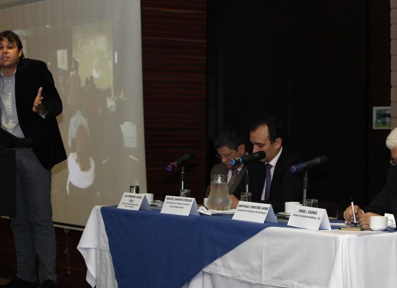 Londoño y Samper presidieron el foro sobre drogas. También participaron el vicealcalde Luis Fernando Suárez y la academia, desde la cual la propuesta es la prevención. FOTO julio cesar herrera