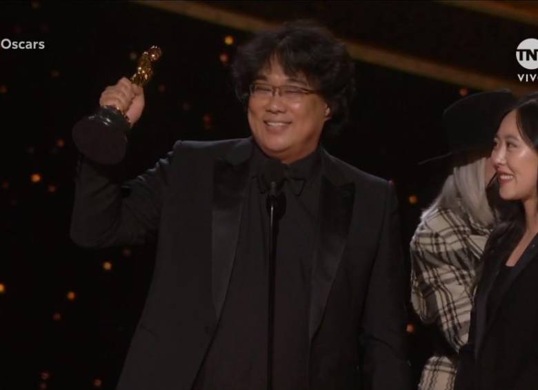 Bong Joon-ho celebró el primer Oscar en la historia para Corea del Sur cuando subió a recibir el de mejor guion original. FOTO Cortesía TNT