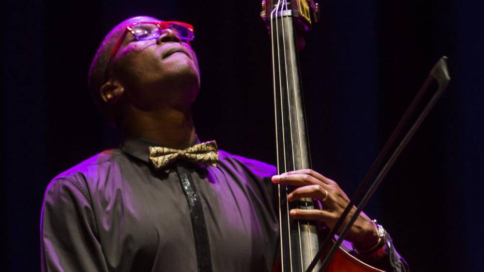Yesly Heredia al mando del contrabajo se inspiró en el ánimo del público que llenó el teatro. FOTO: CARLOS VELÁSQUEZ