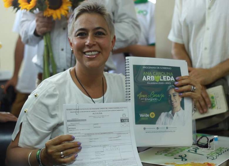 Ana Carolina Arboleda se inscribió este viernes en la sede de la Registraduría en Envigado. FOTO Cortesía
