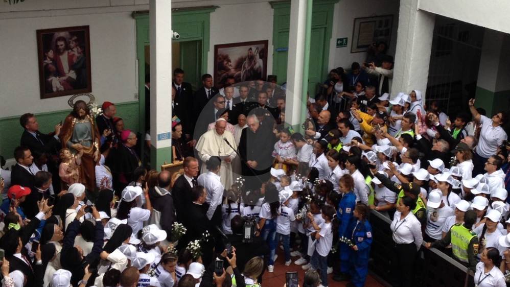 En el emotivo encuentro hubo cantos, risas y hasta llanto por la historia de una joven de San Carlos huérfana por la guerra que encontró la posibilidad de sanar las heridas en el Hogar San José y hoy se forma como futura maestra. FOTO EDWIN BUSTAMANTE