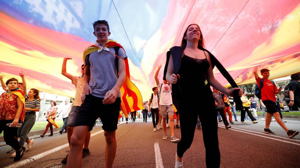 Las manifestaciones fueron convocadas por “Tsunami Democrático”, una organización que apareció a través de internet y elevó el nivel de las protestas del independentismo catalán, que hasta esta semana tuvo pacíficas movilizaciones. FOTO Reuters