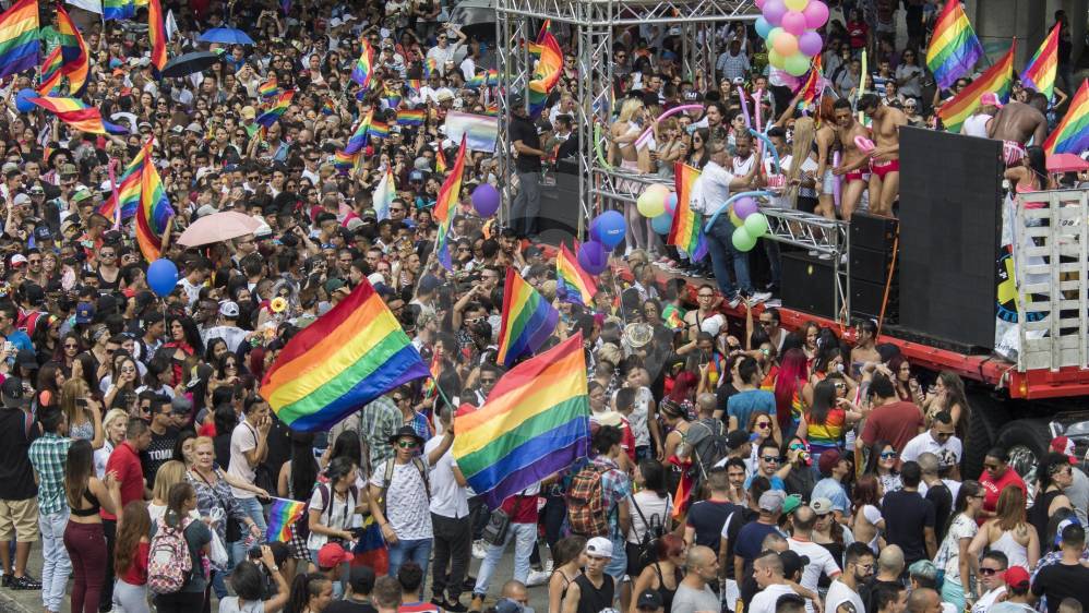 La multitudinaria marcha del orgullo gay en Medellín
