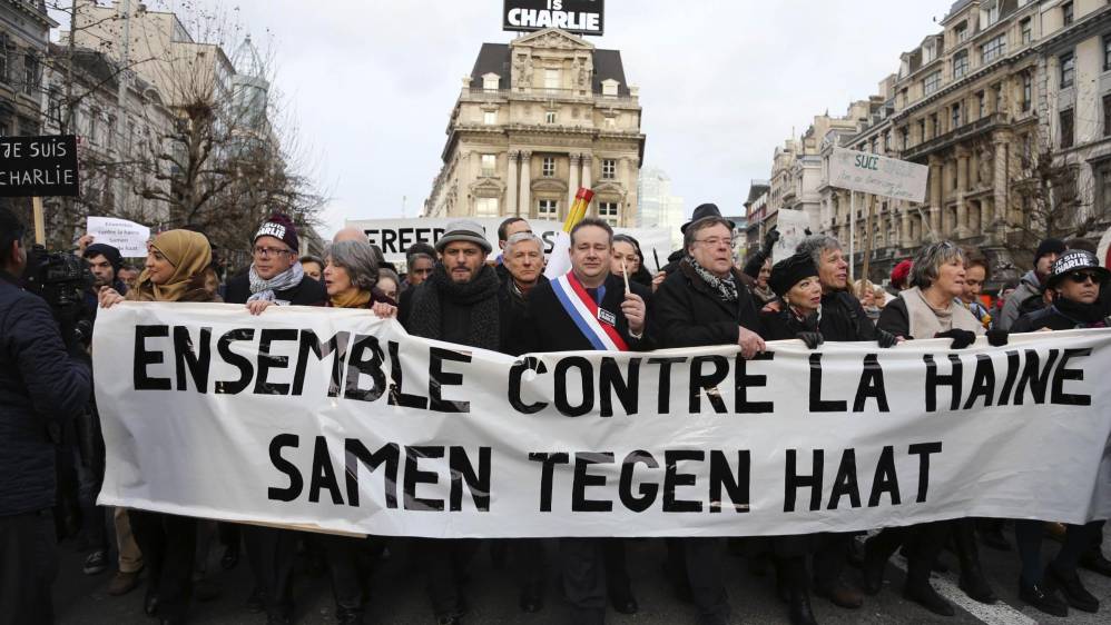 Bruselas. Decenas de miles de personas se concentraron este domingo en ciudades de todo el mundo para alzar su voz contra el terrorismo, en paralelo a la multitudinaria manifestación que recorrió el centro de París tras los atentados de esta semana. FOTO REUTERS