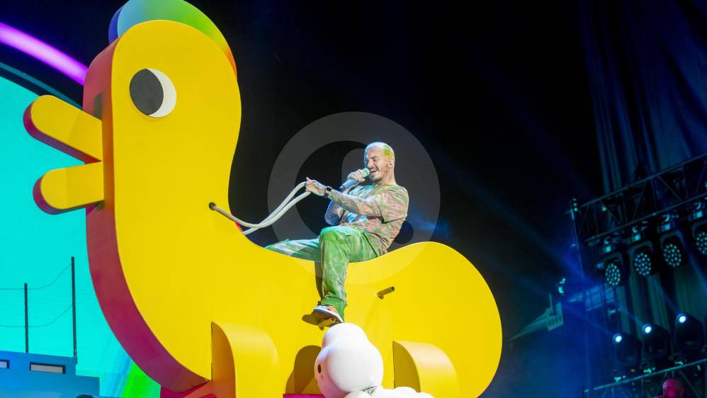El primer invitado en acompañarlo en el escenario fue Nicky Jam, a quien llamó su hermano. El boricua cantó Travesuras con el paisa. FOTO CARLOS VELÁSQUEZ