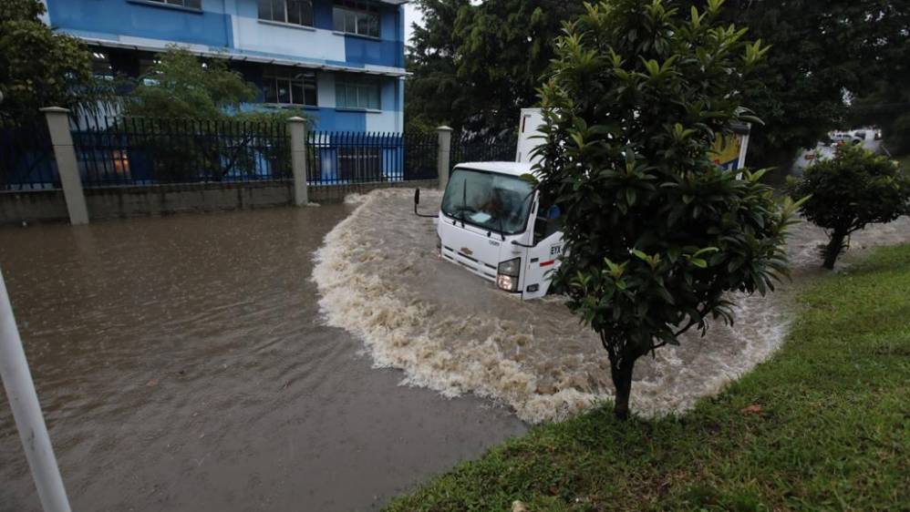 Inundaciones y daños dejó aguacero de hoy en Medellín